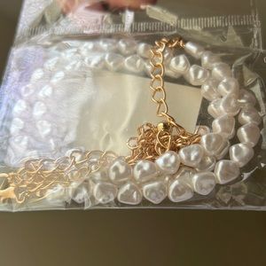 A pearl necklaces